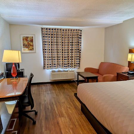 Travelodge By Wyndham Forsyth Bagian luar foto