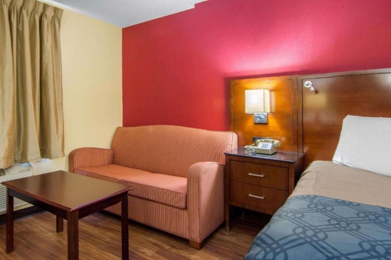 Travelodge By Wyndham Forsyth Bagian luar foto