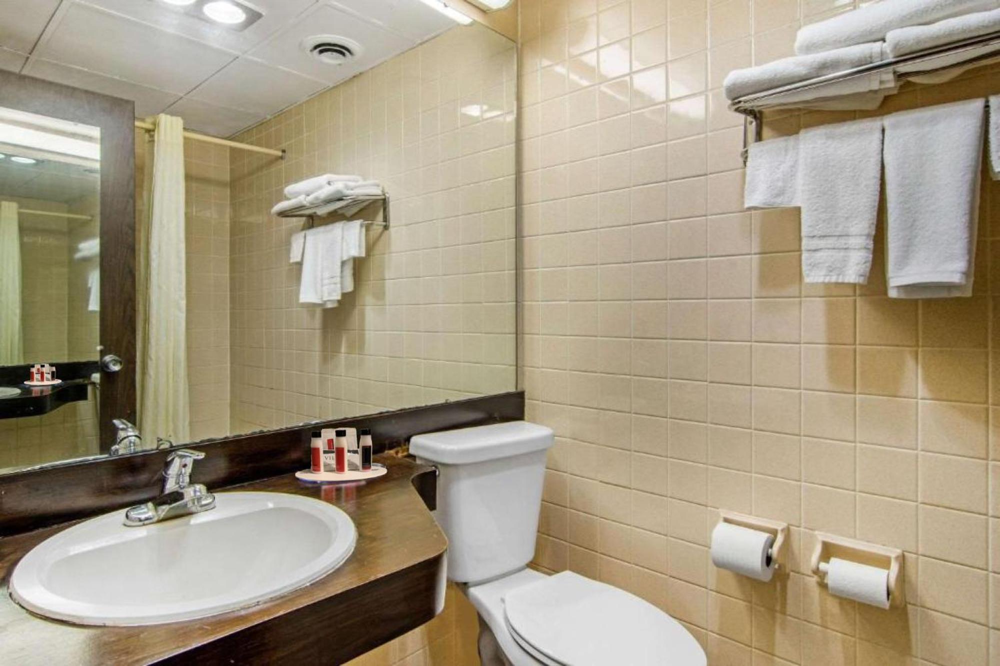 Travelodge By Wyndham Forsyth Bagian luar foto