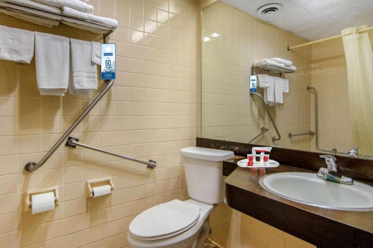 Travelodge By Wyndham Forsyth Bagian luar foto