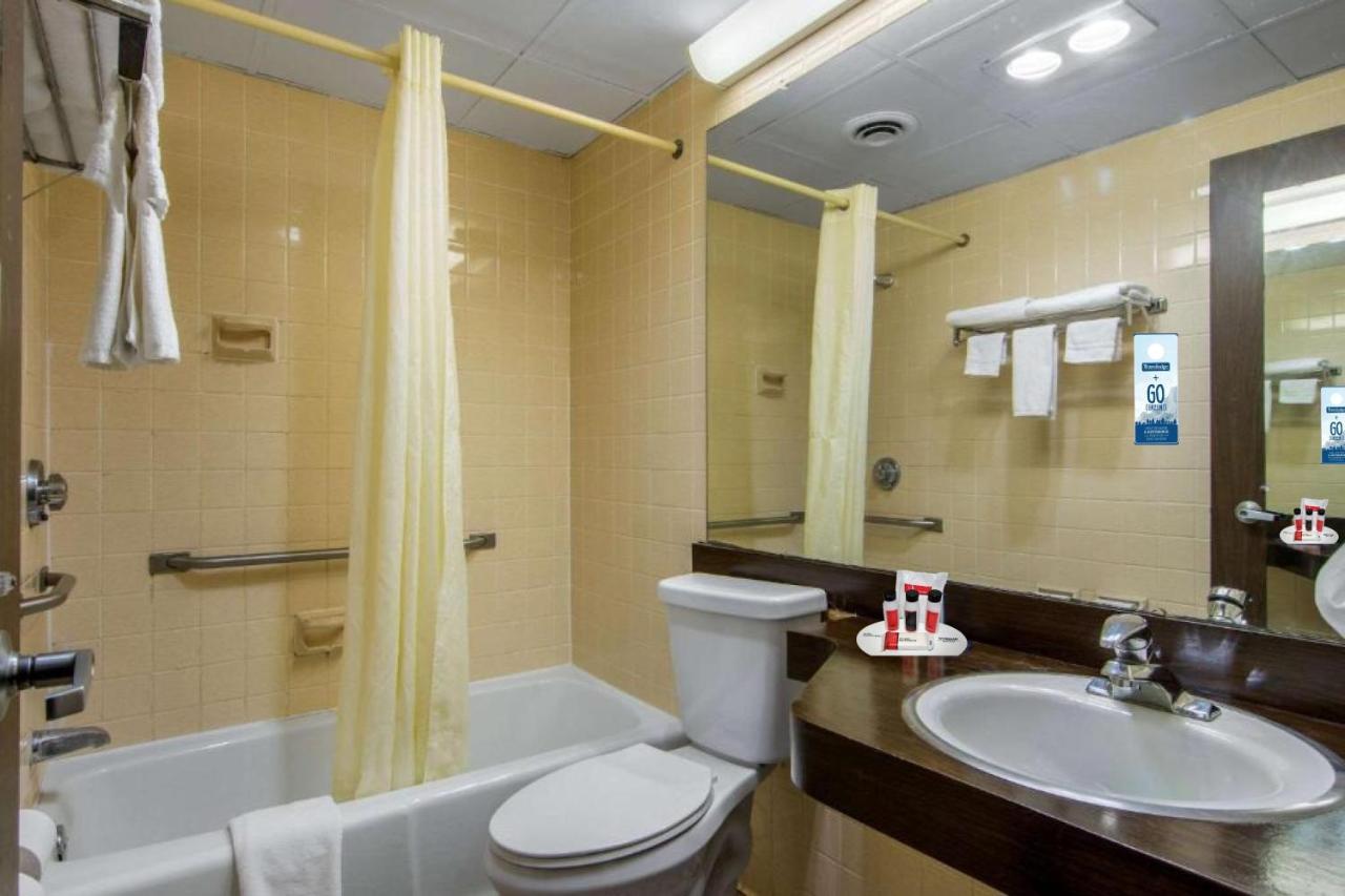 Travelodge By Wyndham Forsyth Bagian luar foto