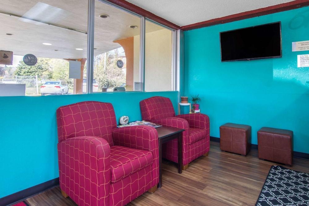 Travelodge By Wyndham Forsyth Bagian luar foto