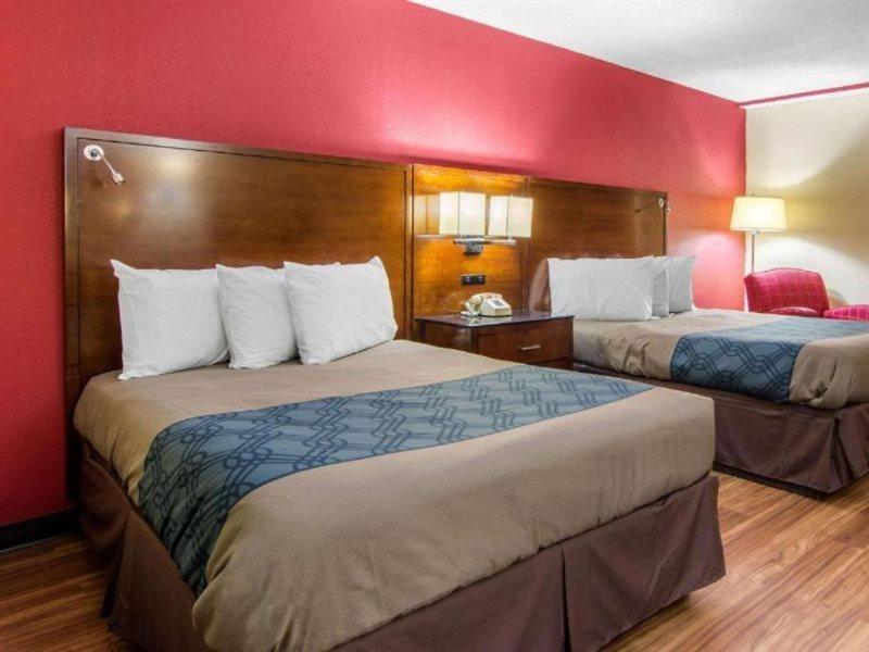 Travelodge By Wyndham Forsyth Bagian luar foto