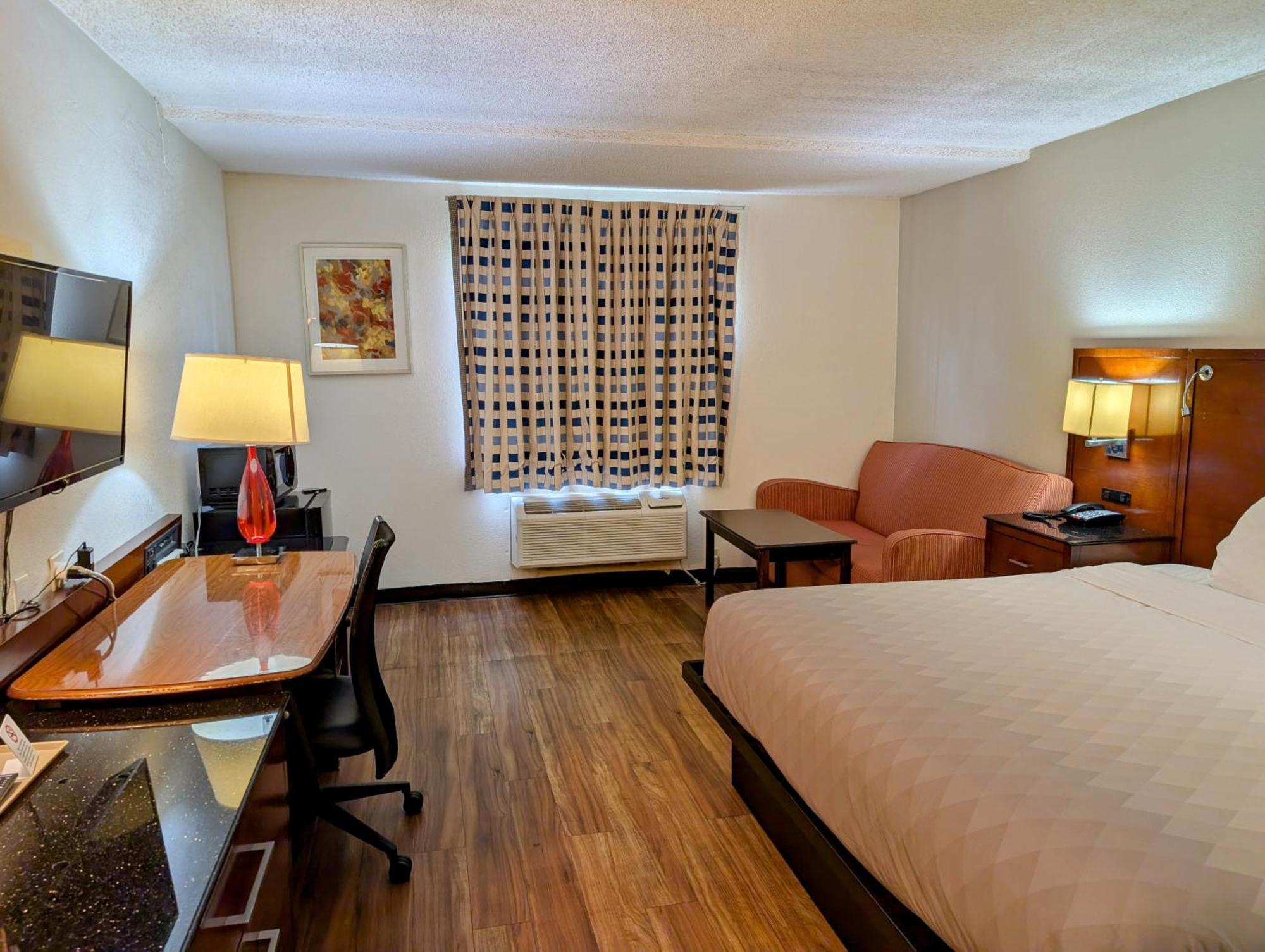 Travelodge By Wyndham Forsyth Bagian luar foto