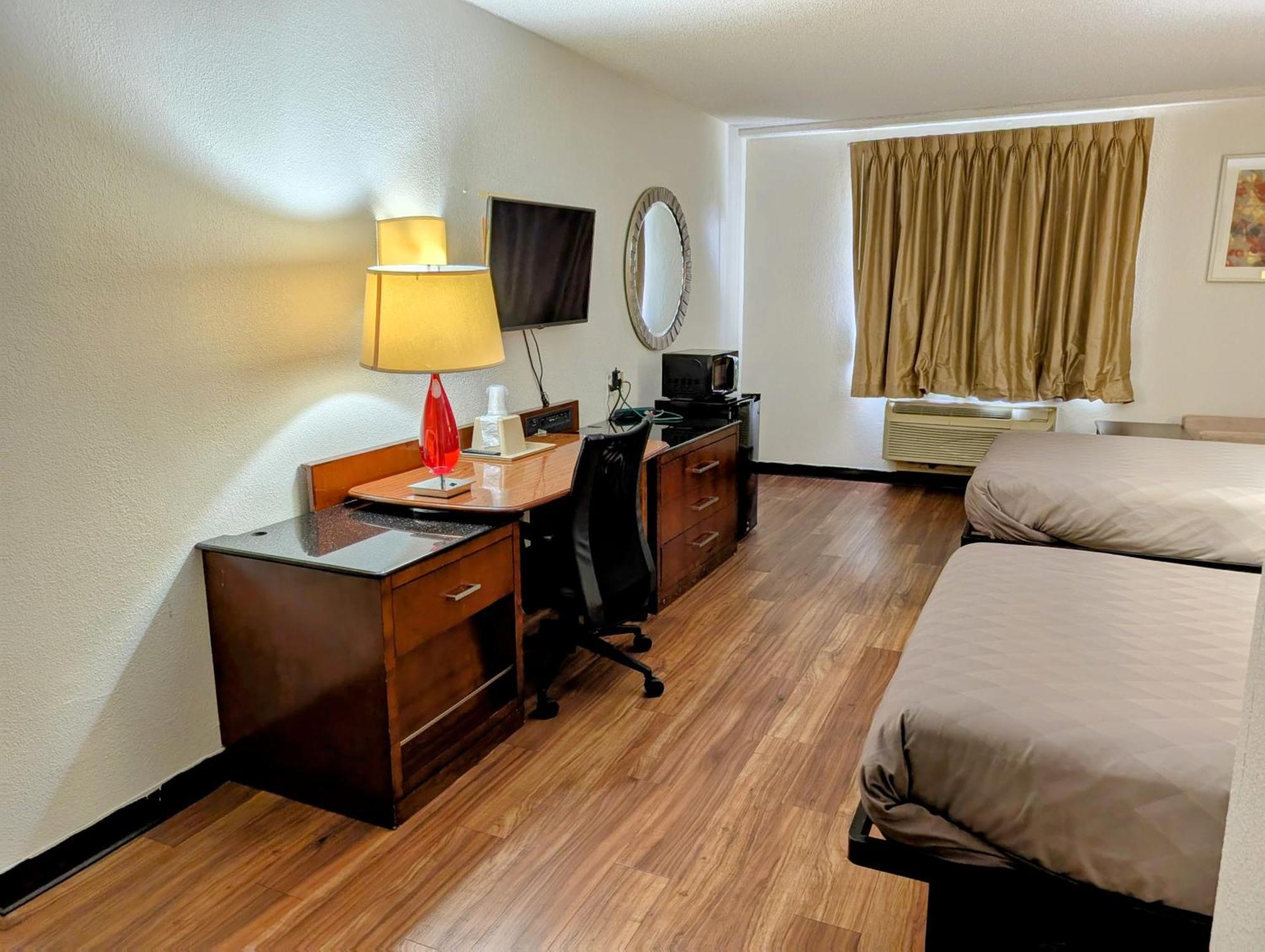 Travelodge By Wyndham Forsyth Bagian luar foto