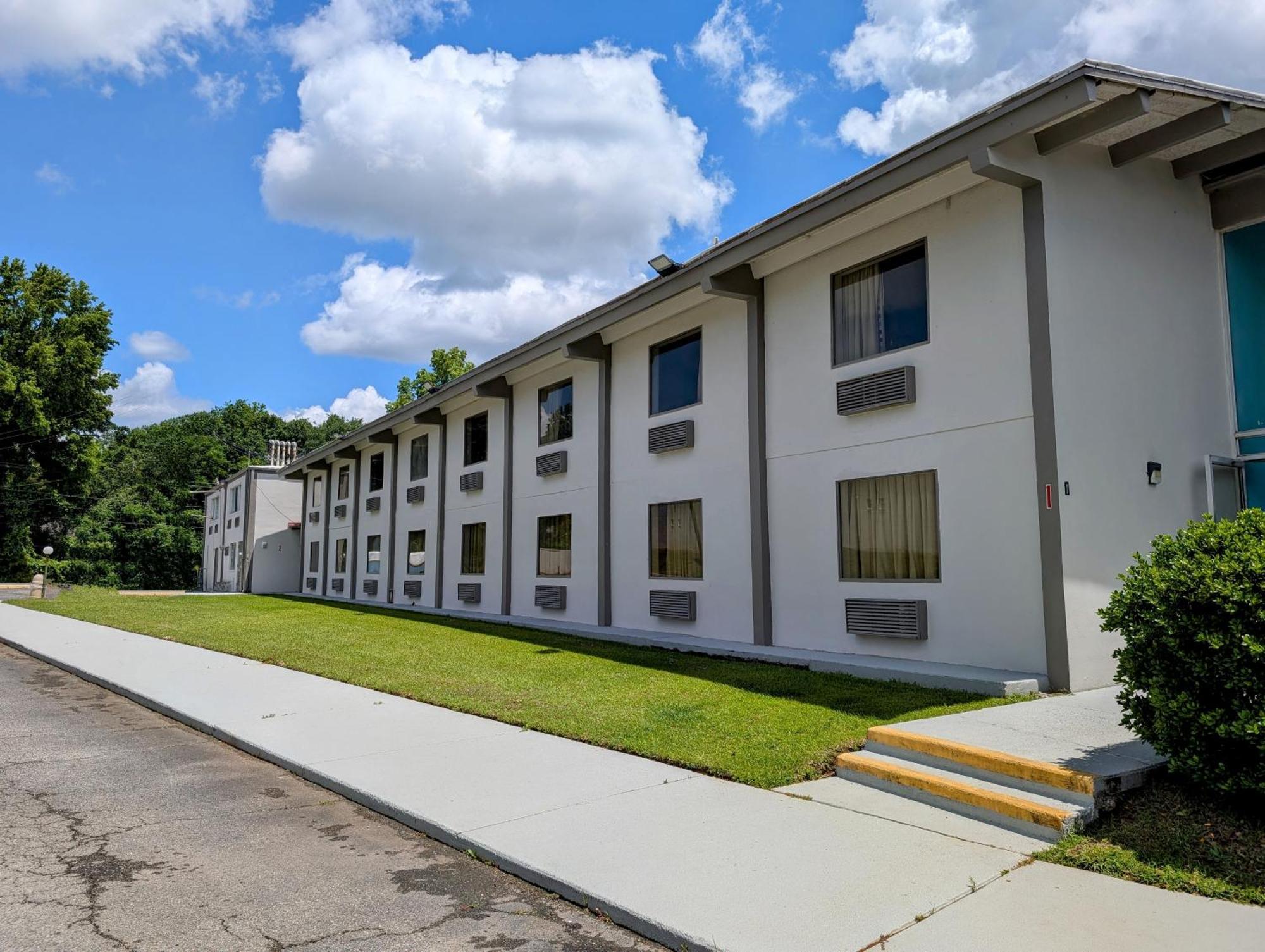 Travelodge By Wyndham Forsyth Bagian luar foto