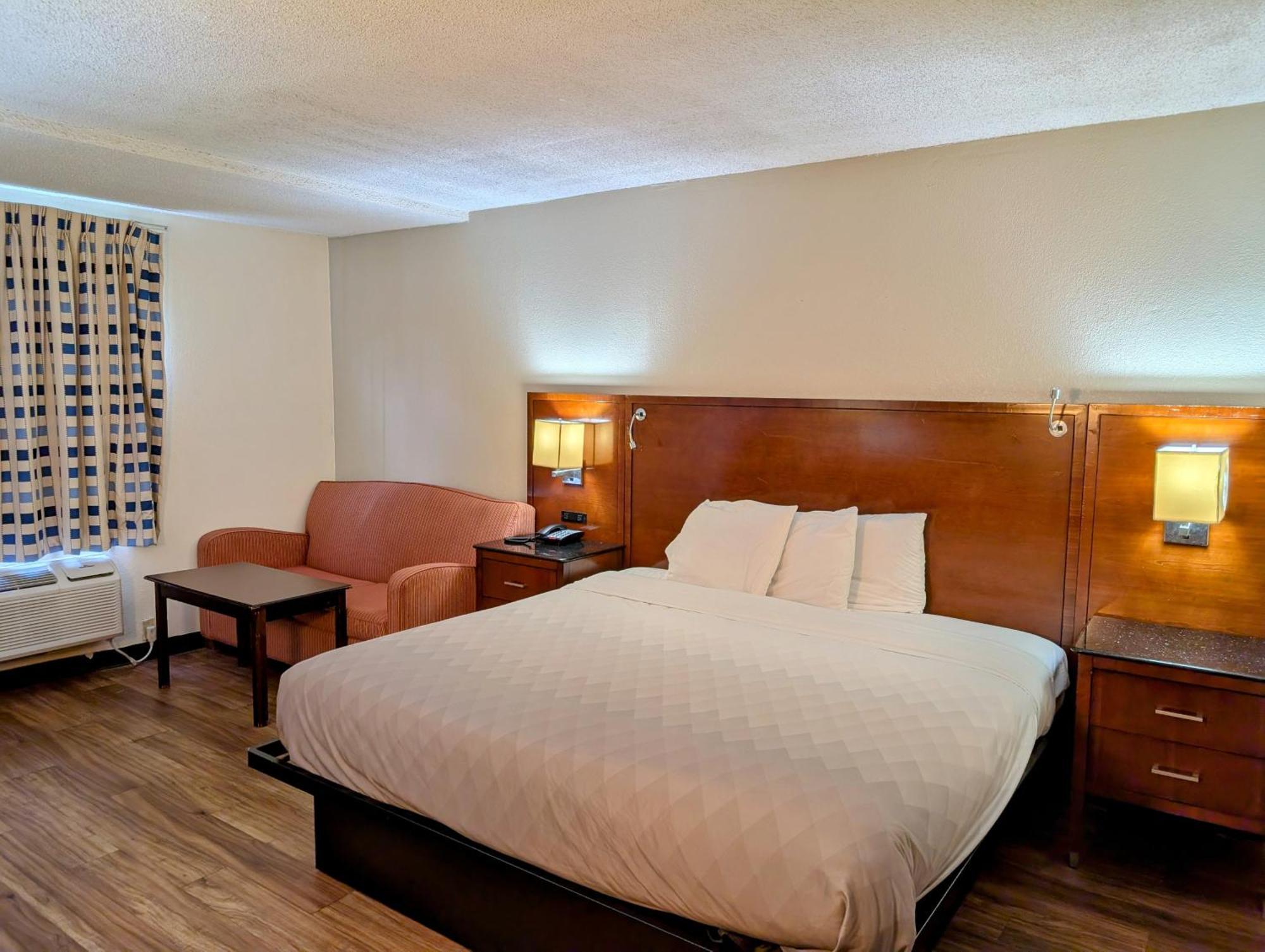 Travelodge By Wyndham Forsyth Bagian luar foto