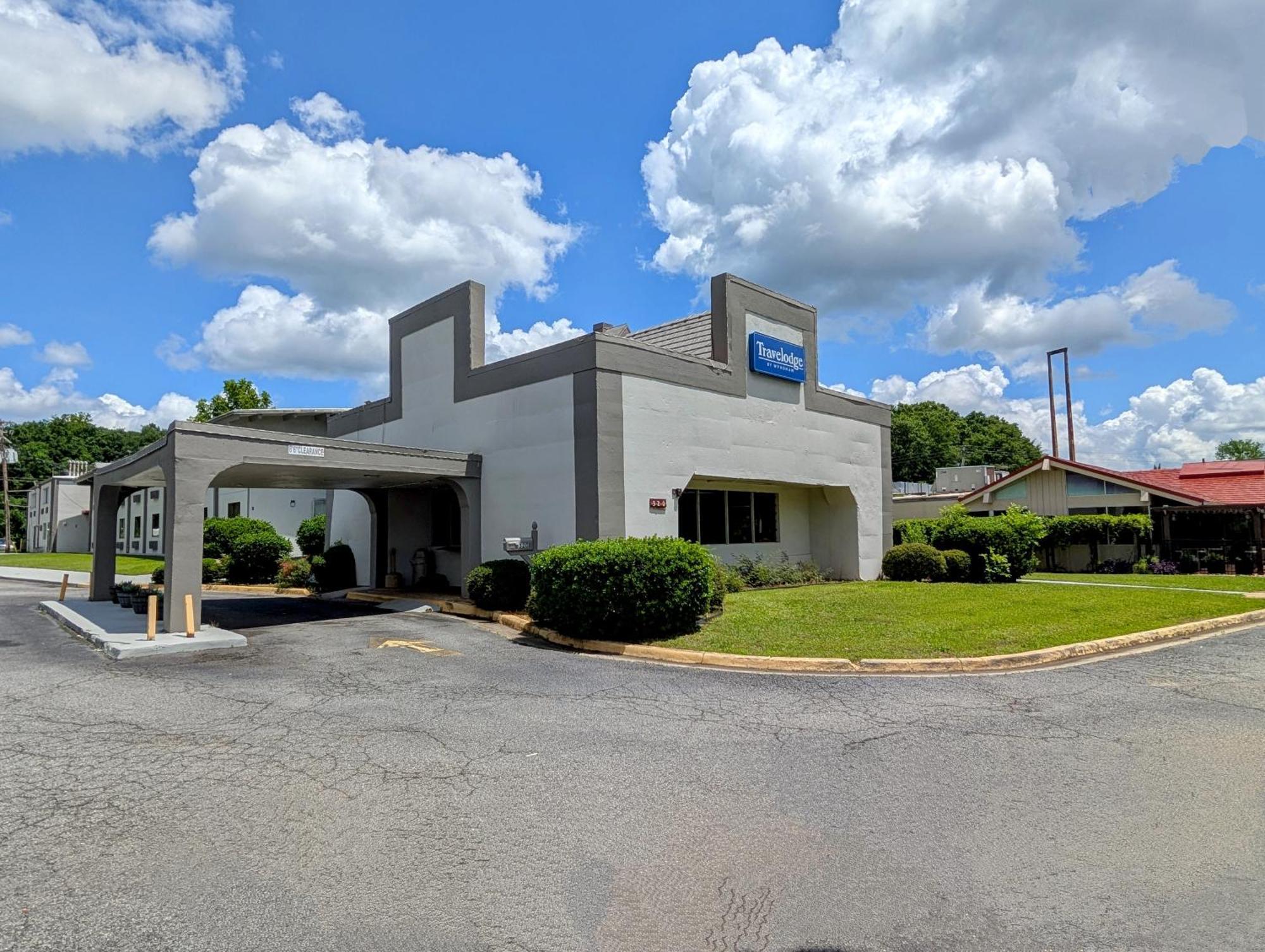 Travelodge By Wyndham Forsyth Bagian luar foto