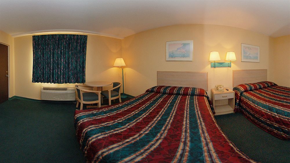 Travelodge By Wyndham Forsyth Bagian luar foto