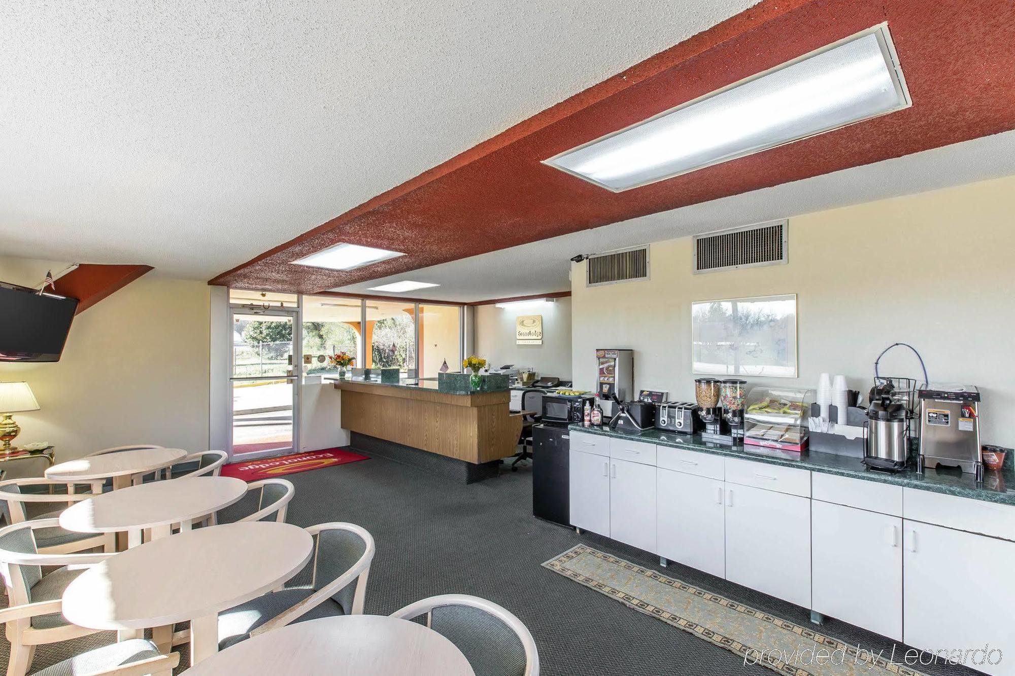 Travelodge By Wyndham Forsyth Bagian luar foto