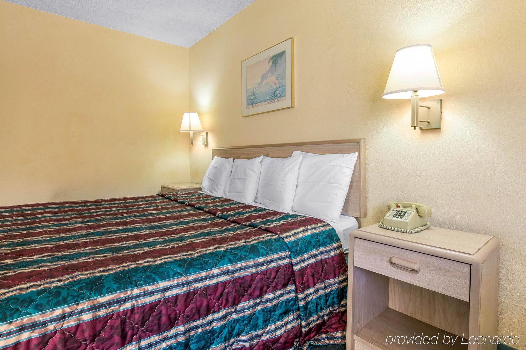 Travelodge By Wyndham Forsyth Bagian luar foto
