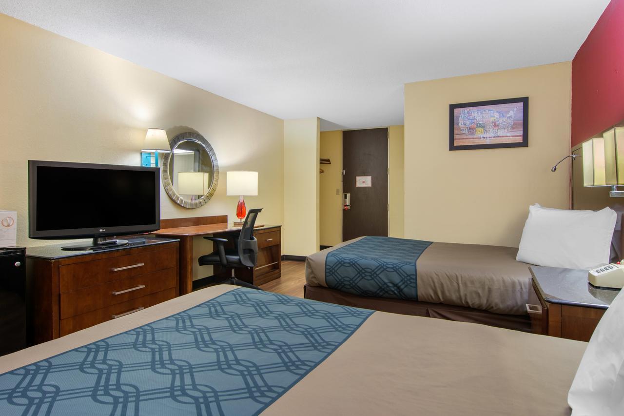 Travelodge By Wyndham Forsyth Bagian luar foto