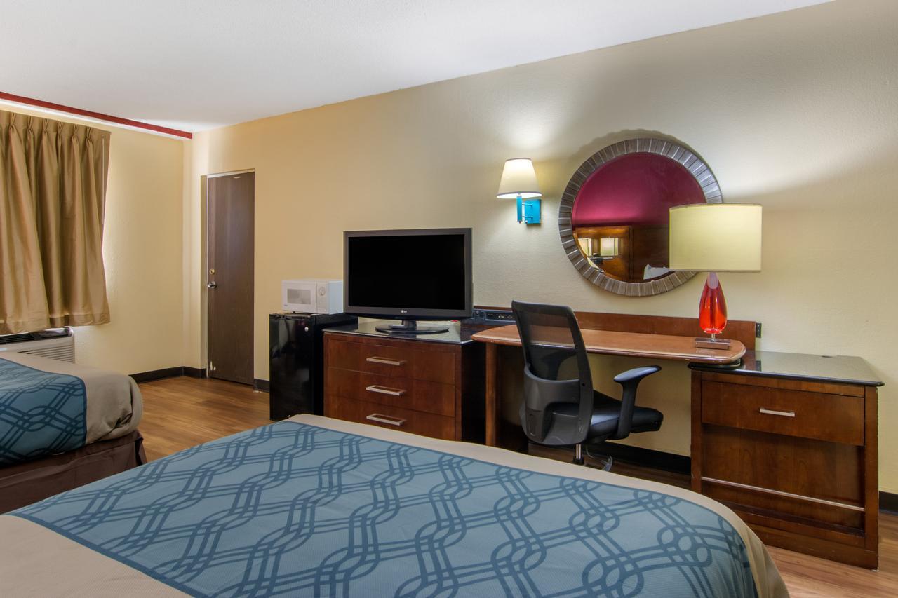 Travelodge By Wyndham Forsyth Bagian luar foto