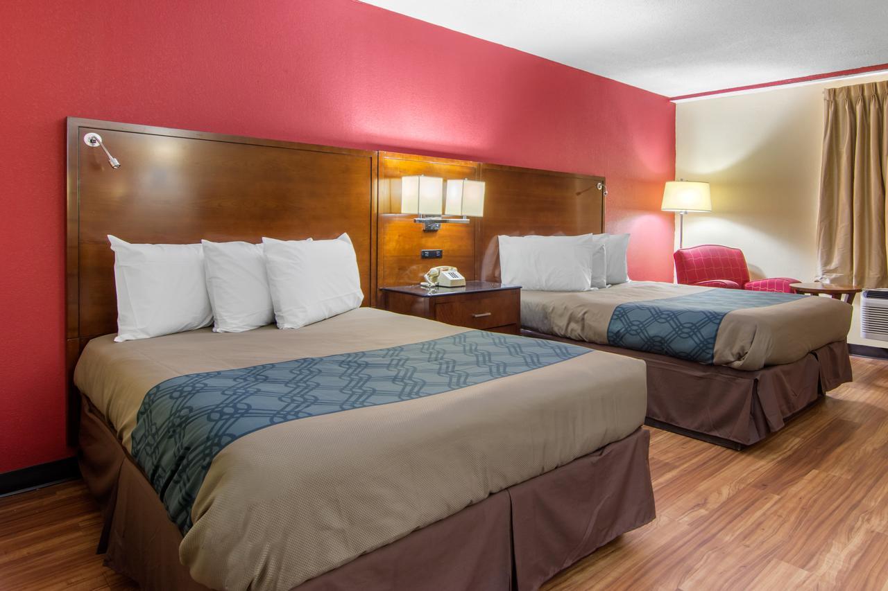 Travelodge By Wyndham Forsyth Bagian luar foto