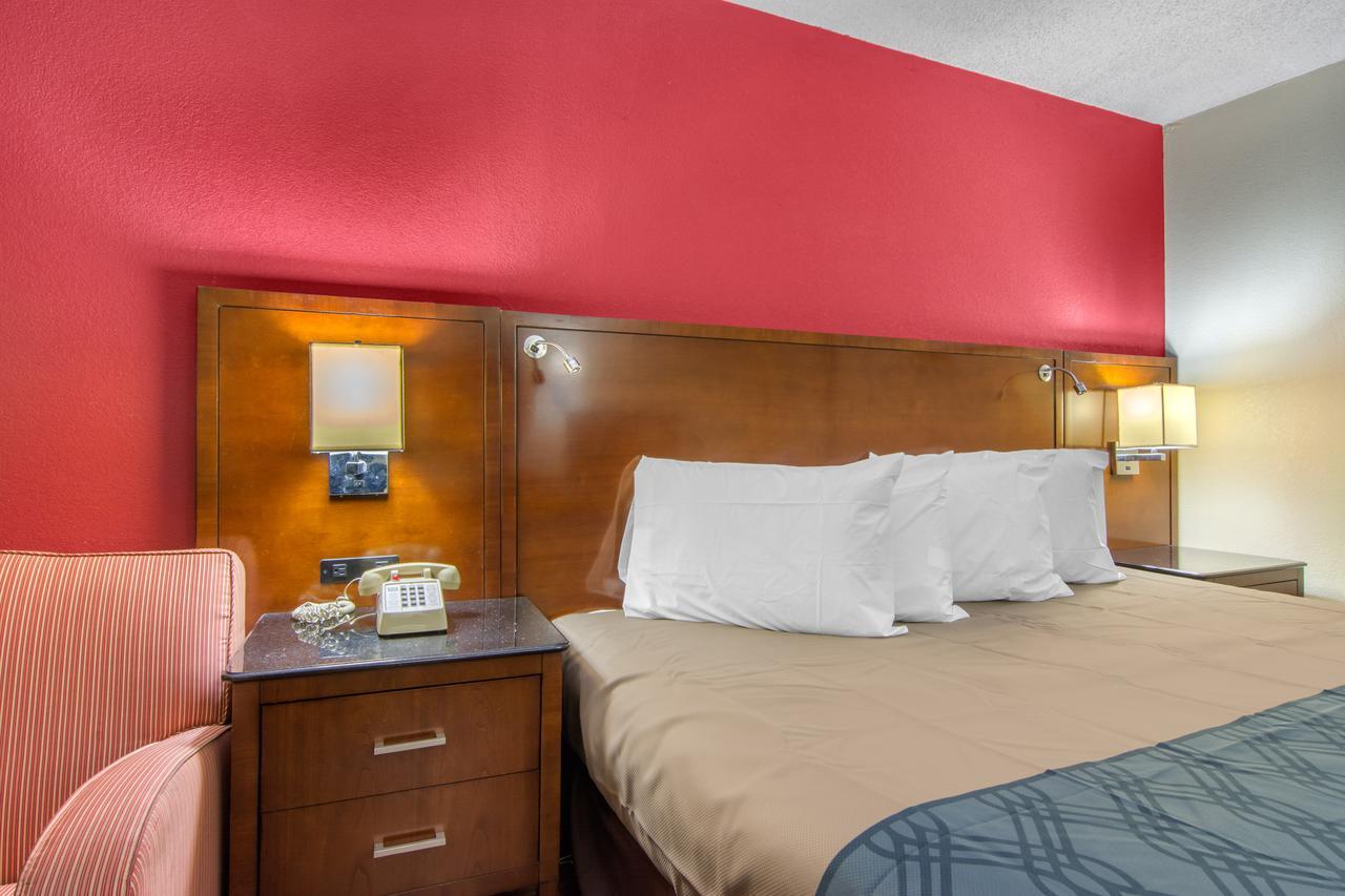 Travelodge By Wyndham Forsyth Bagian luar foto
