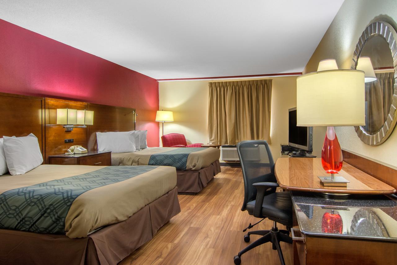 Travelodge By Wyndham Forsyth Bagian luar foto