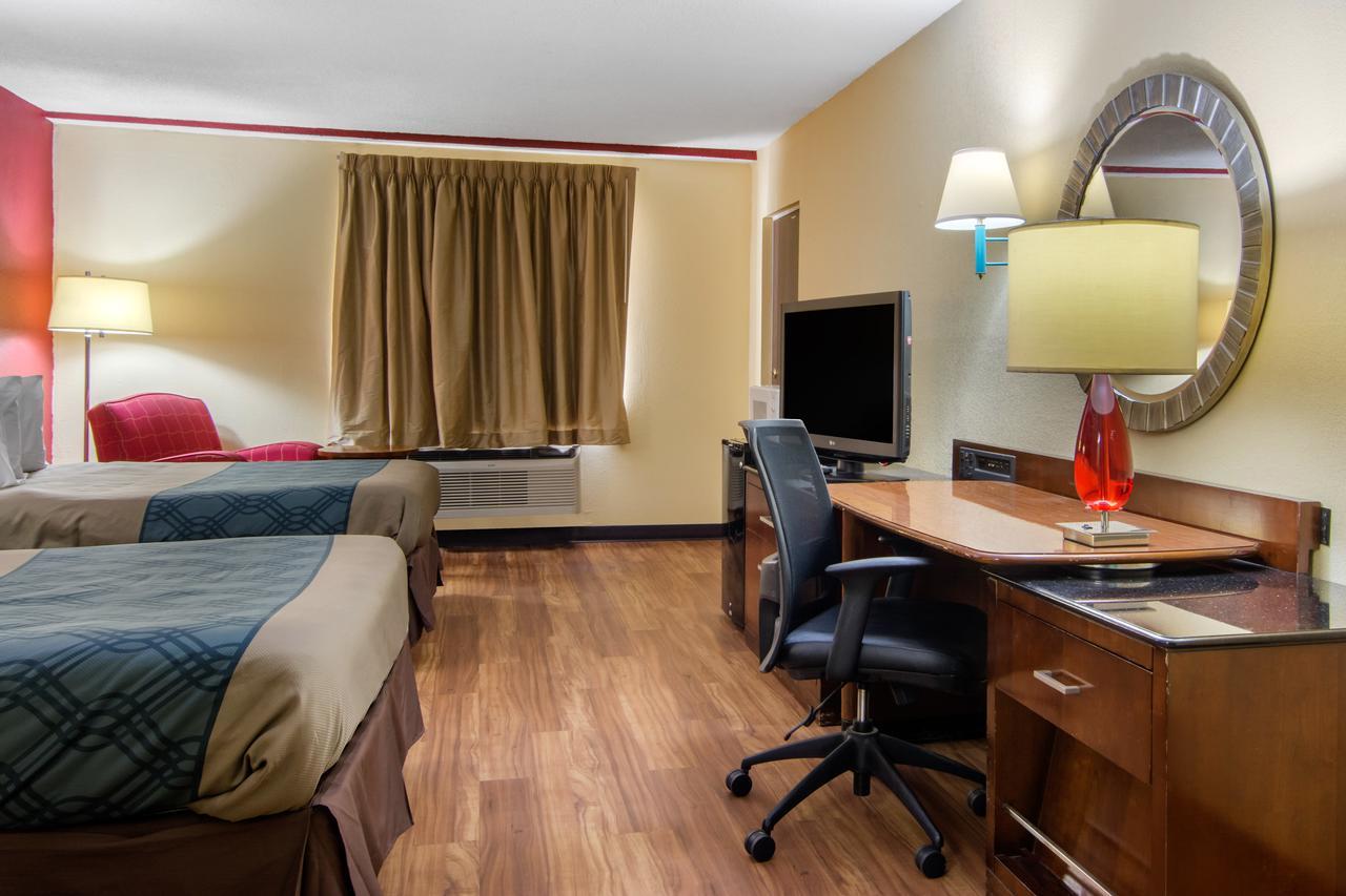 Travelodge By Wyndham Forsyth Bagian luar foto