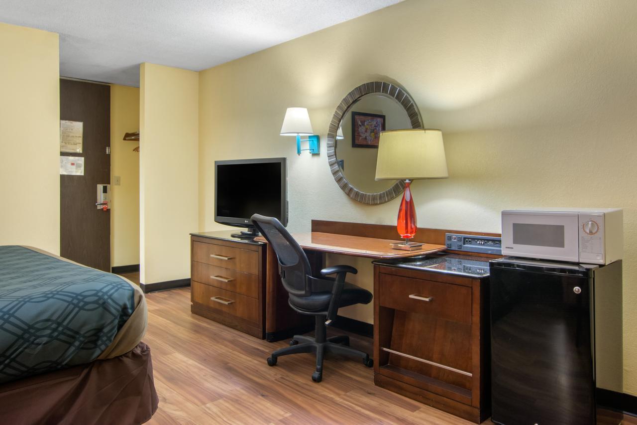 Travelodge By Wyndham Forsyth Bagian luar foto