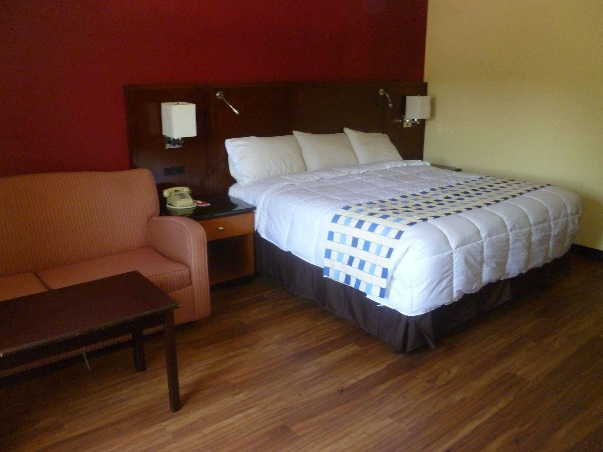 Travelodge By Wyndham Forsyth Bagian luar foto