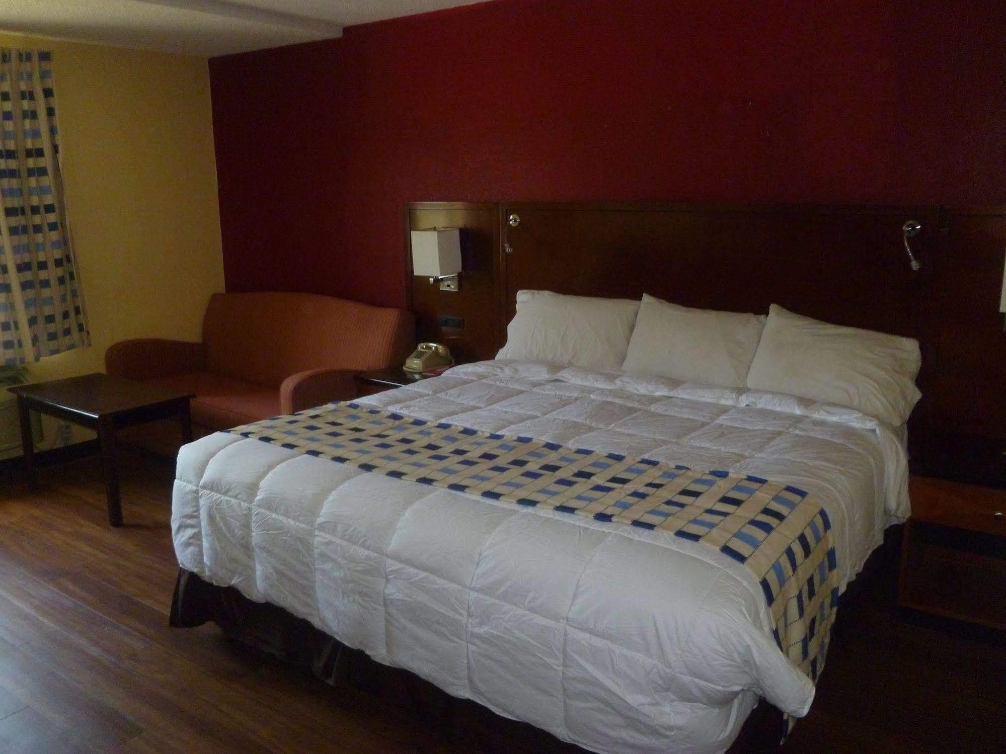 Travelodge By Wyndham Forsyth Bagian luar foto