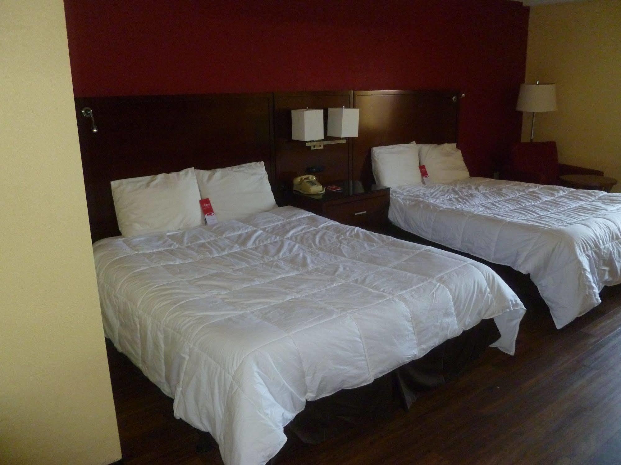 Travelodge By Wyndham Forsyth Bagian luar foto