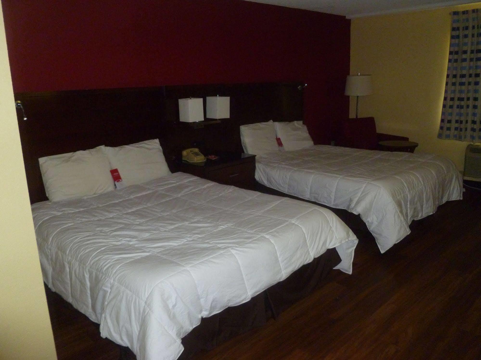 Travelodge By Wyndham Forsyth Bagian luar foto