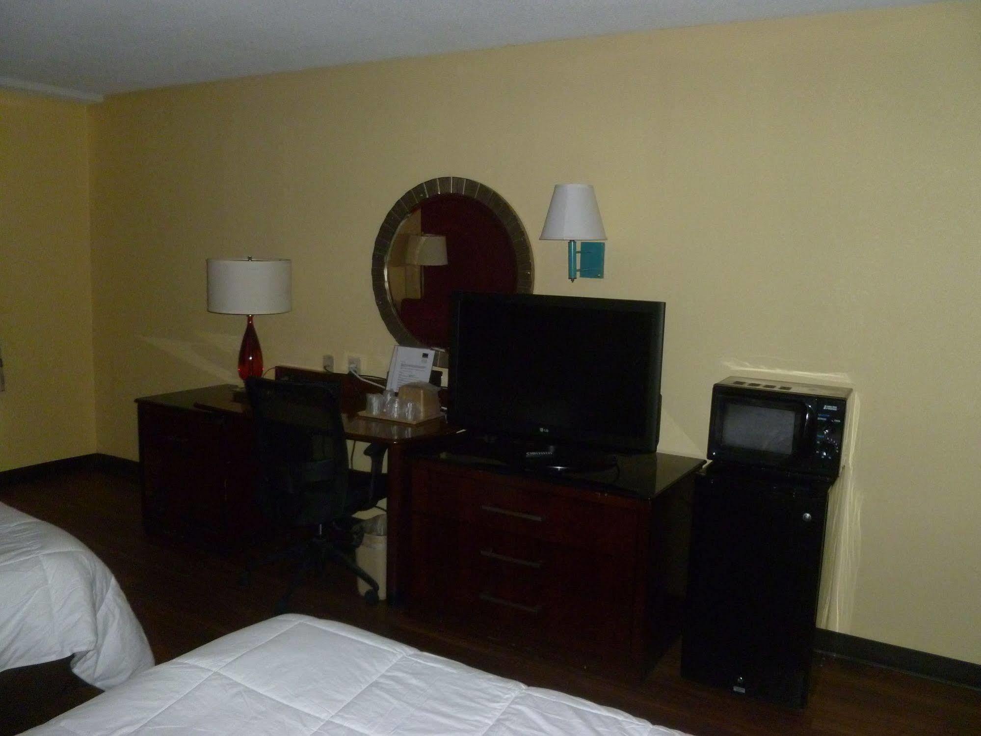 Travelodge By Wyndham Forsyth Bagian luar foto