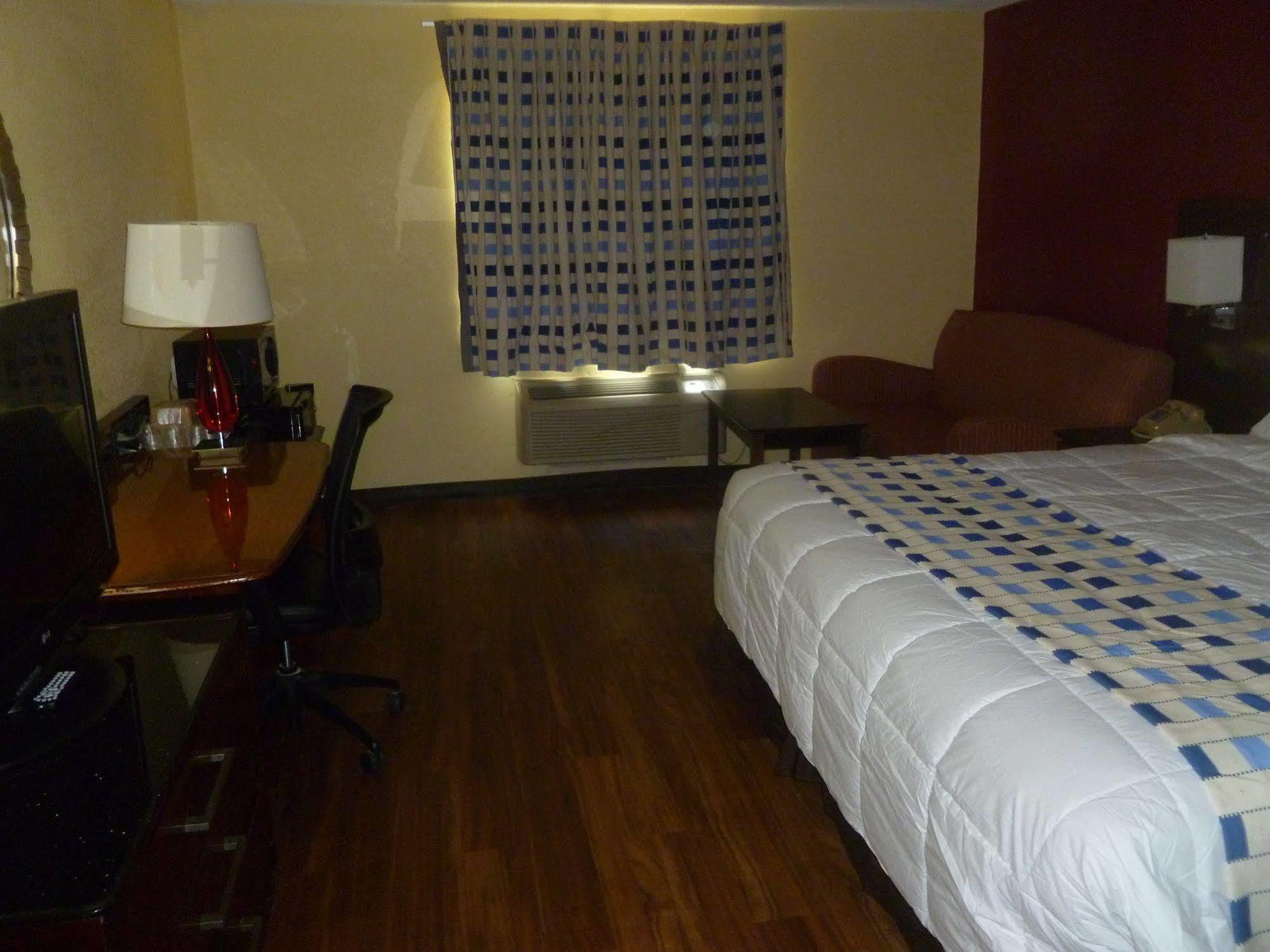 Travelodge By Wyndham Forsyth Bagian luar foto