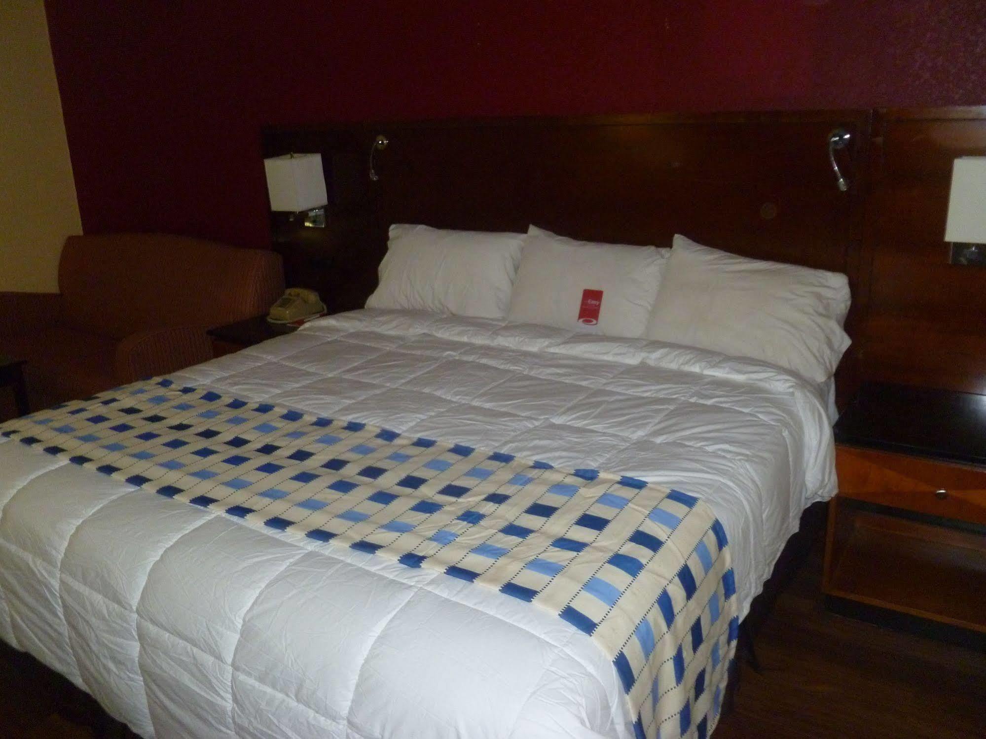 Travelodge By Wyndham Forsyth Bagian luar foto