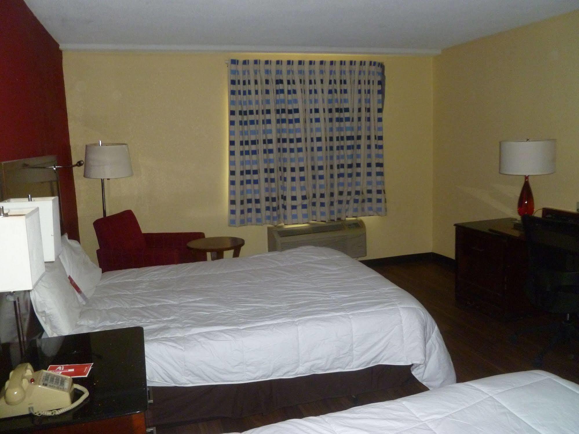 Travelodge By Wyndham Forsyth Bagian luar foto