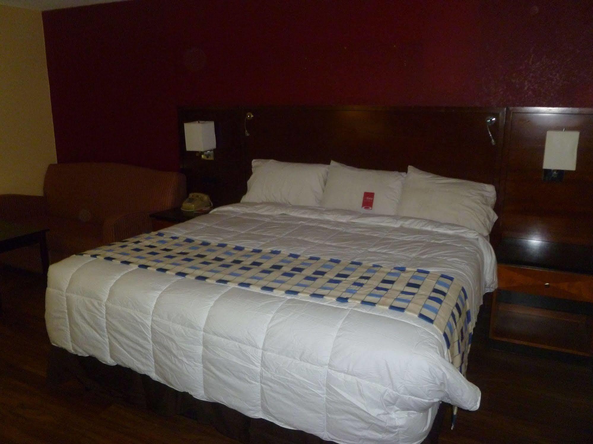 Travelodge By Wyndham Forsyth Bagian luar foto