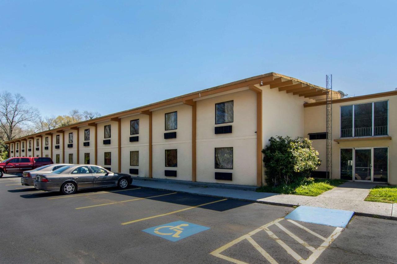Travelodge By Wyndham Forsyth Bagian luar foto