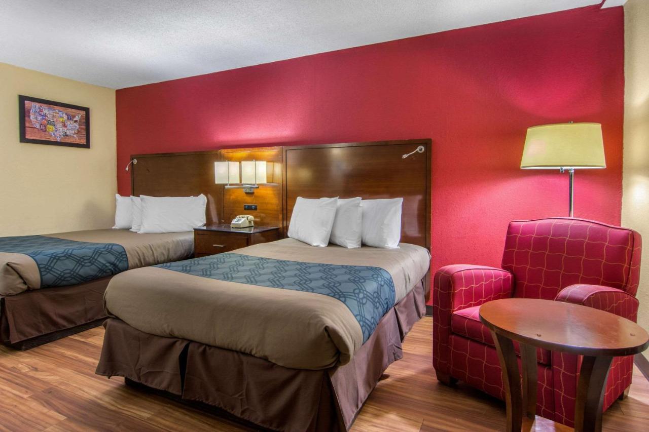 Travelodge By Wyndham Forsyth Bagian luar foto