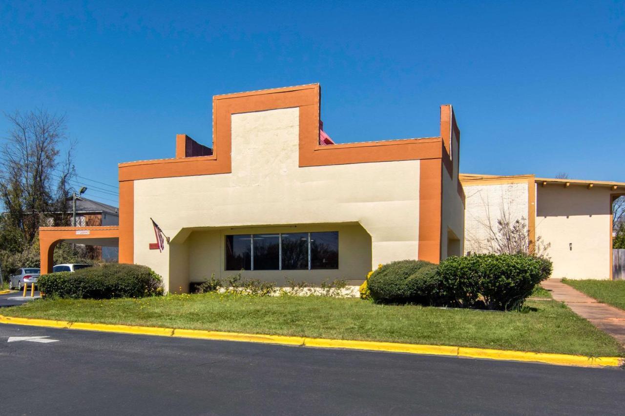 Travelodge By Wyndham Forsyth Bagian luar foto