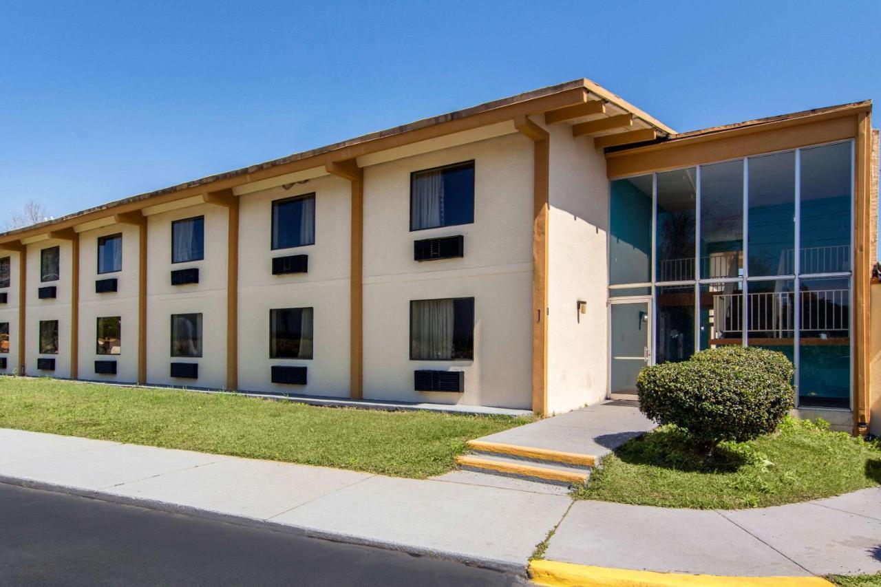 Travelodge By Wyndham Forsyth Bagian luar foto