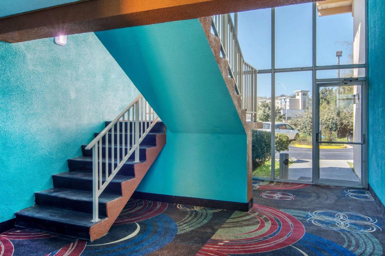 Travelodge By Wyndham Forsyth Bagian luar foto