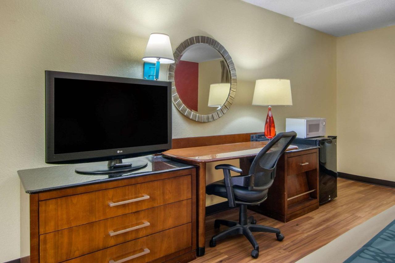Travelodge By Wyndham Forsyth Bagian luar foto