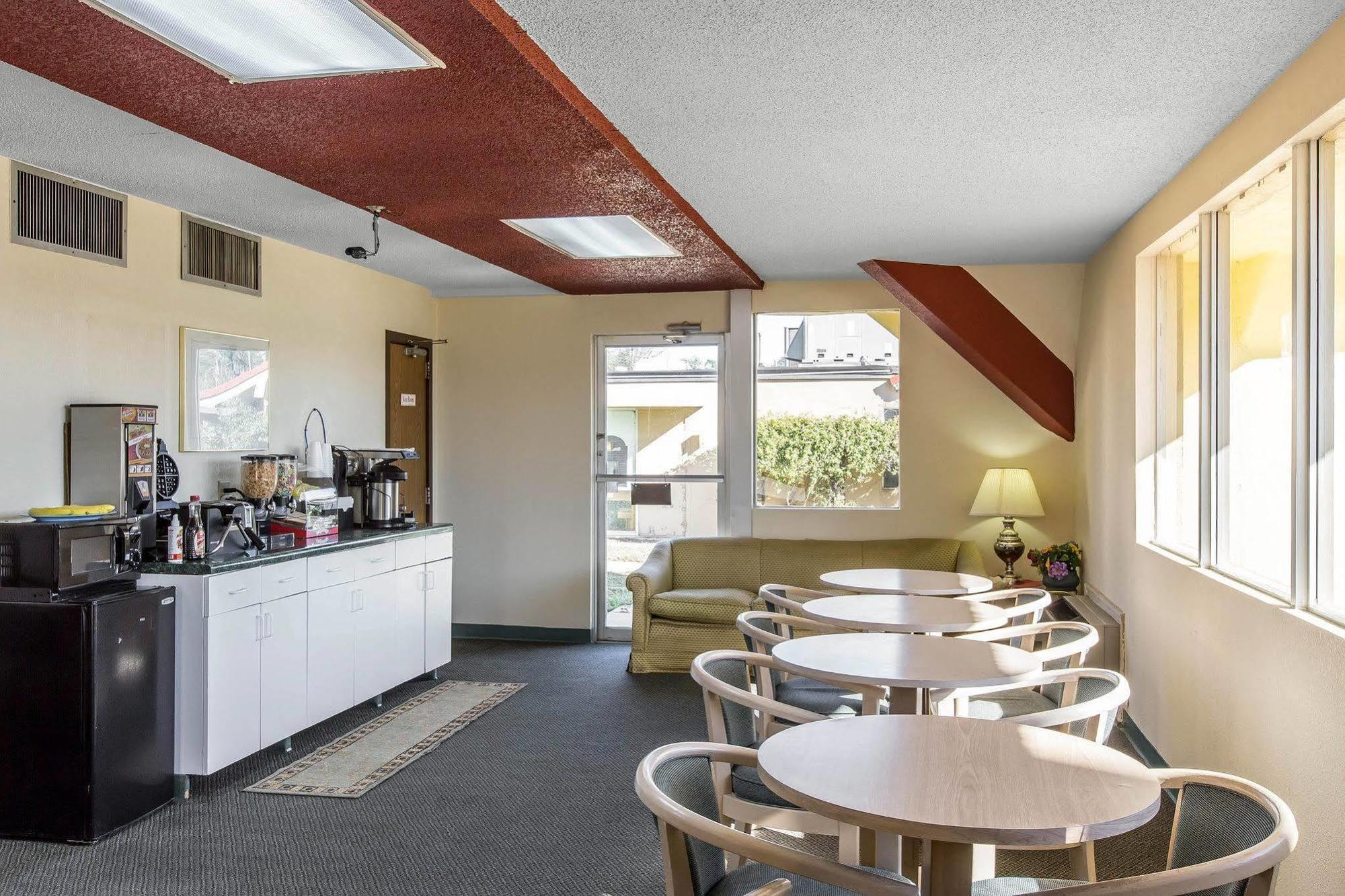 Travelodge By Wyndham Forsyth Bagian luar foto