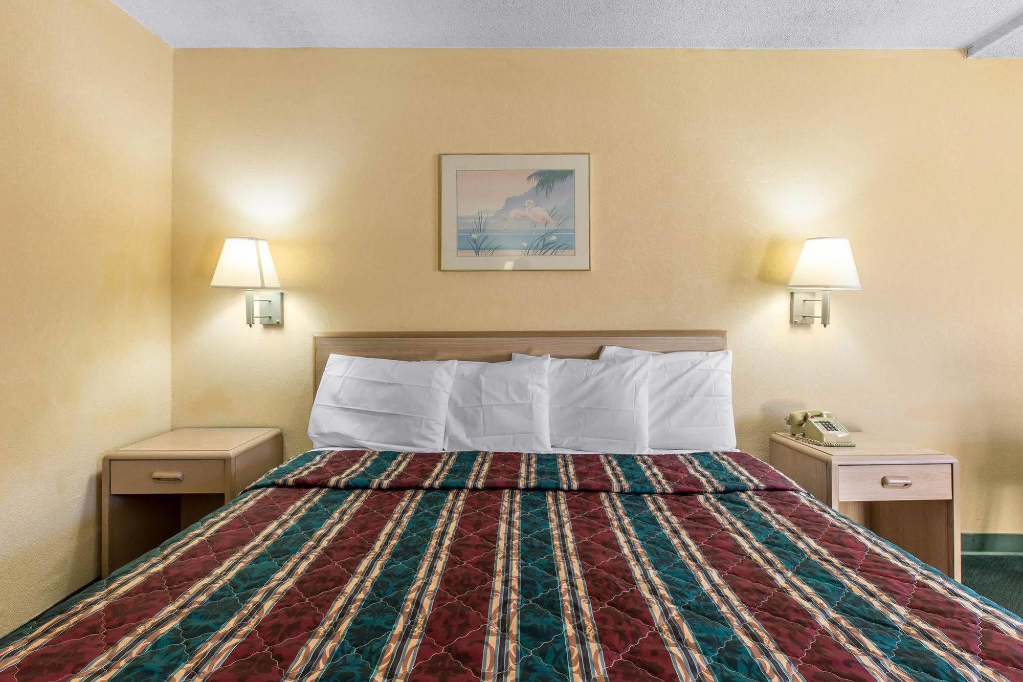 Travelodge By Wyndham Forsyth Bagian luar foto