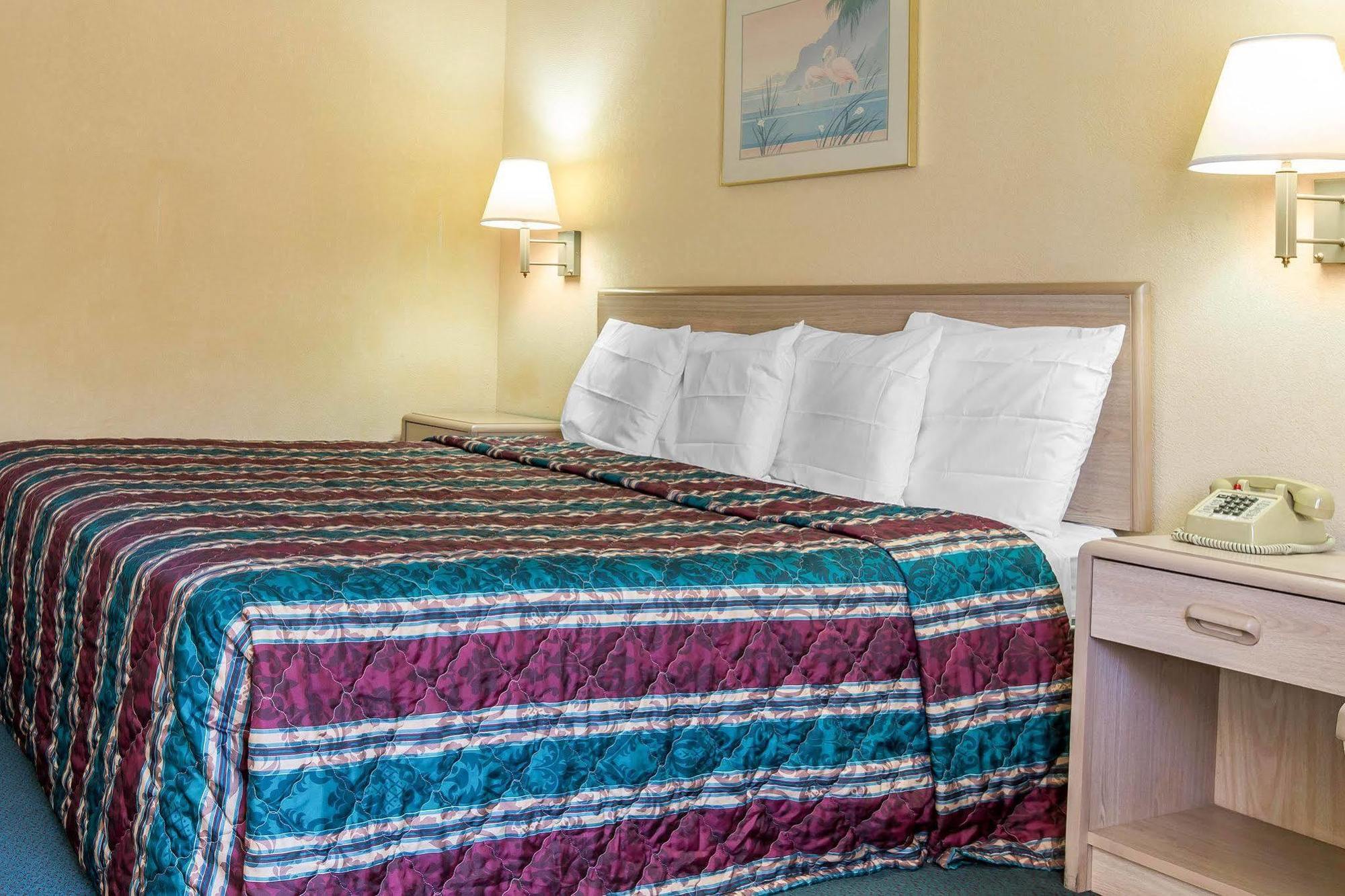 Travelodge By Wyndham Forsyth Bagian luar foto