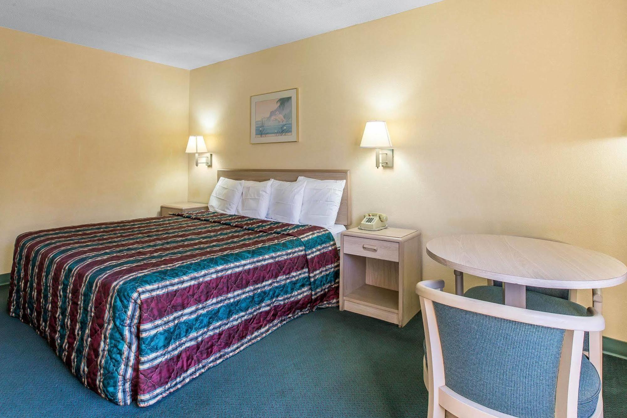 Travelodge By Wyndham Forsyth Bagian luar foto