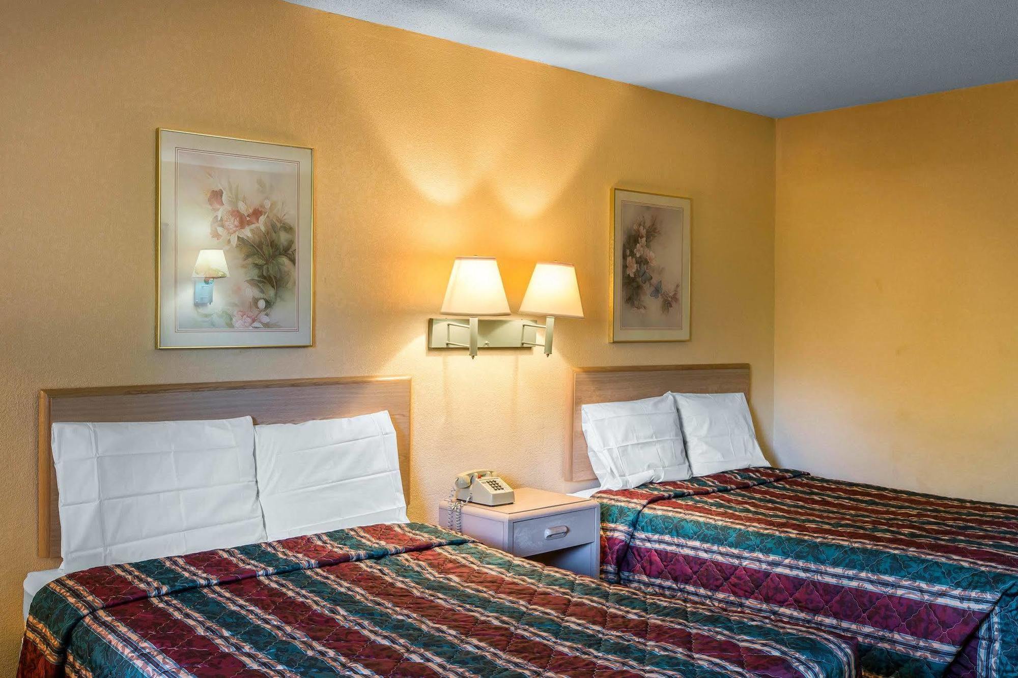 Travelodge By Wyndham Forsyth Bagian luar foto
