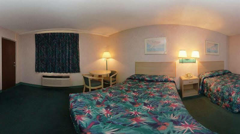 Travelodge By Wyndham Forsyth Bagian luar foto
