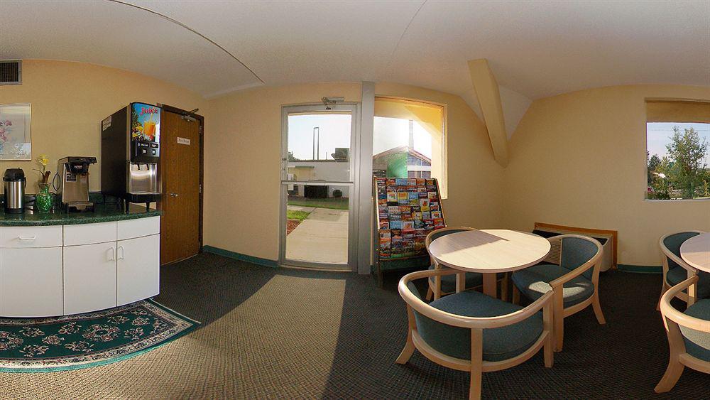 Travelodge By Wyndham Forsyth Bagian luar foto