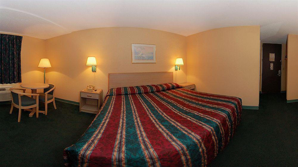Travelodge By Wyndham Forsyth Bagian luar foto